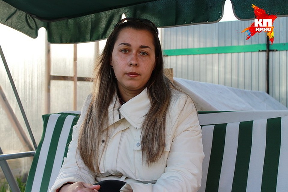 Разрабатывает мужу очко голая