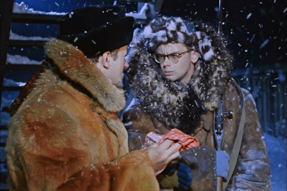 Огромные валенки и шуба. На голове - шапка-ушанка, а за плечом - охотничье ружье. Такого сторожа можно теперь встретить только в комедиях Леонида Гайдая.