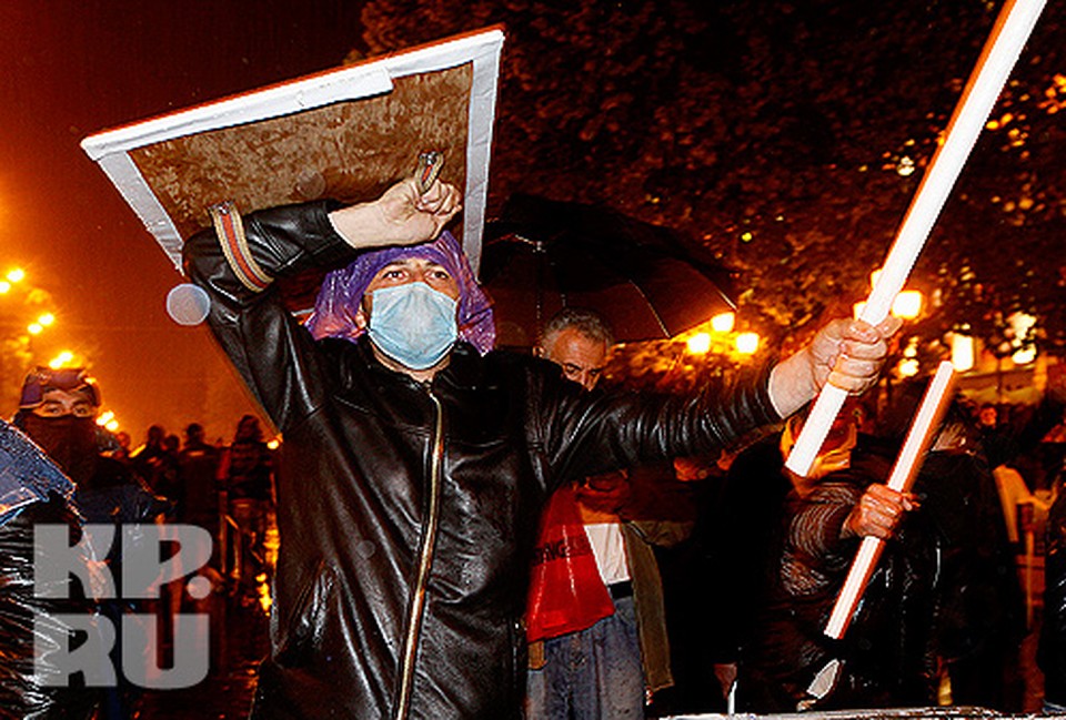 Люди ходят по пешеходке. Много пешеходов. 30 мая 2011. 2 мая 2011 года. Толпа переходит дорогу.