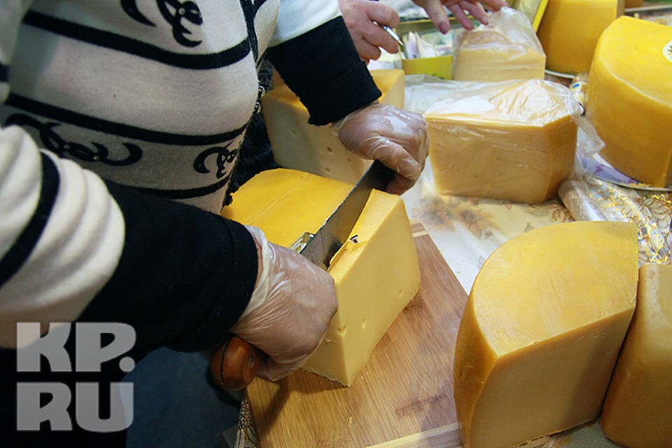 Сыр с плесенью просроченный. Липкий сыр. Просроченный сыр. Испорченный пармезан. Сыр просрочка.