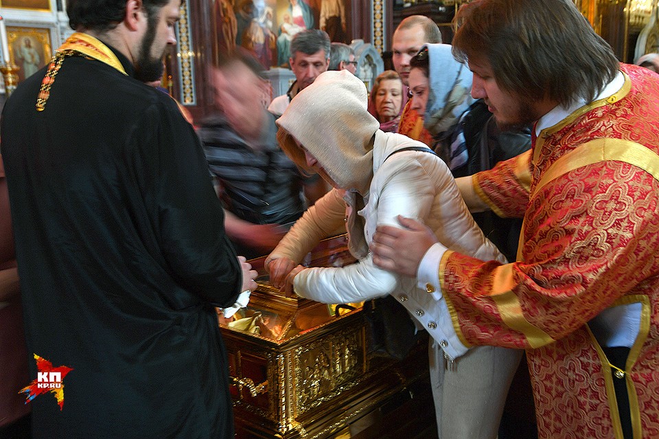 Православные батюшки. Ребенок прикладывается к иконе. Женщина прикладывается к иконе. Вынос креста в великий пост. Человек молится в храме.