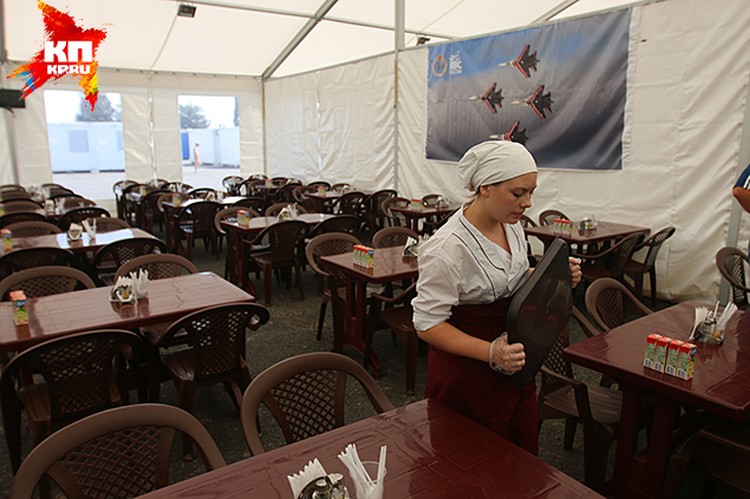 Столовая — огромный белый шатер