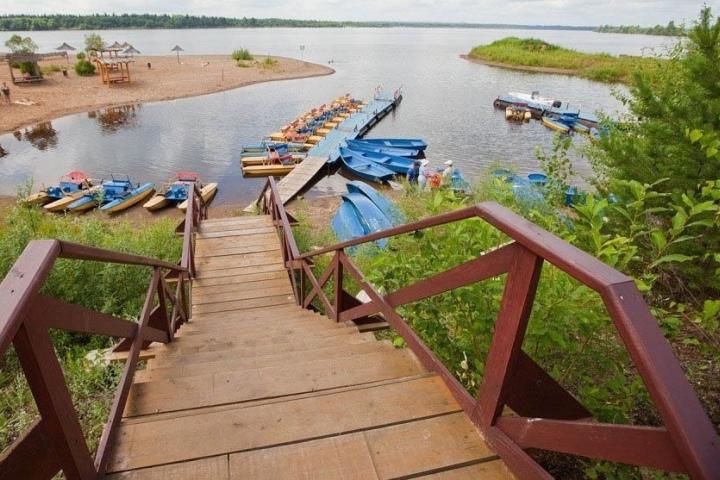 Этот пляж возле курорта Усть-Качка по выходным заполняют пермяки. Фото: спорткомплекс курорта.