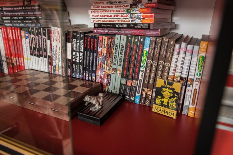 Полки с японскими комиксами манга.