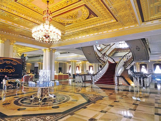 Сусальное золото на строительство гостиницы-дворца завозили грузовиками. Сейчас она пустует и наполовину разграблена. Фото: instagram.com/mardanpalaceofficial