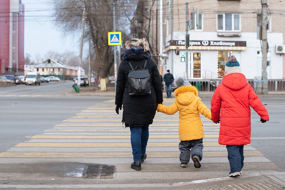 Малышки уже начали называть новых родителей "мамой" и "папой" Фото: Ксения ТИМОФЕЕВА