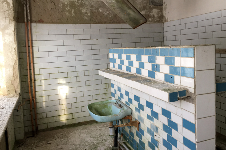 Остаки прежних удобств для отдыхающих пионеров.