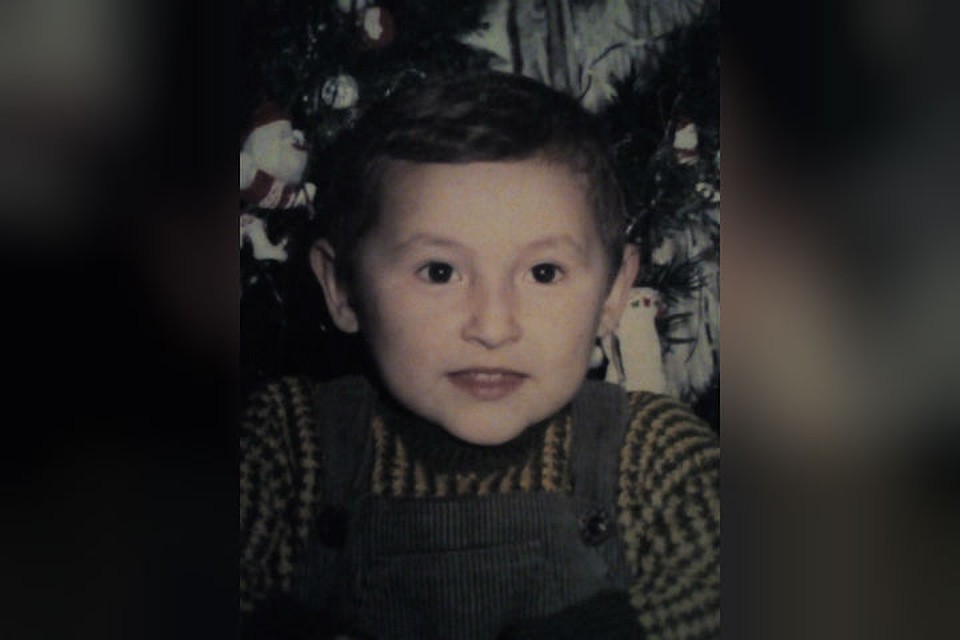 Рано повзрослевшие дети тема. Хитрюшка. Инфантильный ребенок. Рано повзрослел. Ребенок в папином пиджаке.