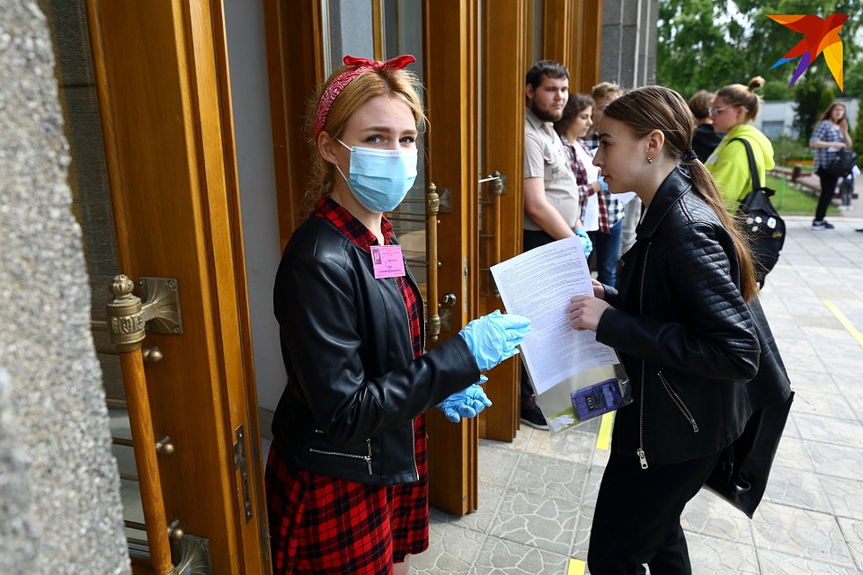 ЦТ стартует в 11, но запускать в аудитории начинают заранее Фото: Святослав ЗОРКИЙ