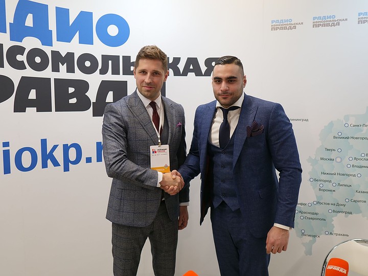 Генеральный директор компании «Центр бронирования» Георгий Багдасарян (справа)