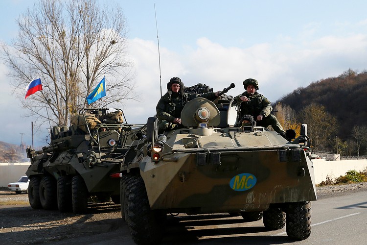 Россия за несколько дней перебросила в Закавказье огромную военную группировку. Не просто «голубые каски», а бронетехнику, вертолеты