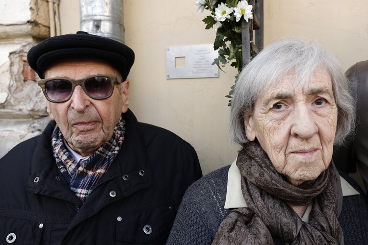 Родственники репрессированного М.Розена племянник Марк и дочь Ольга на церемонии установки таблички. Фото: Михаил Джапаридзе/ТАСС