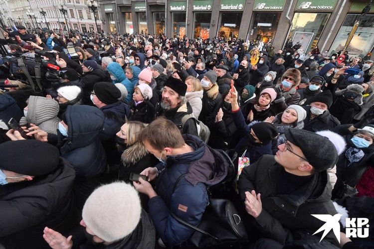 пафосное выступление трибуна. трибуны гонки. родители на трибунах. выступление путина на концерте в лужниках. парень на трибуне.