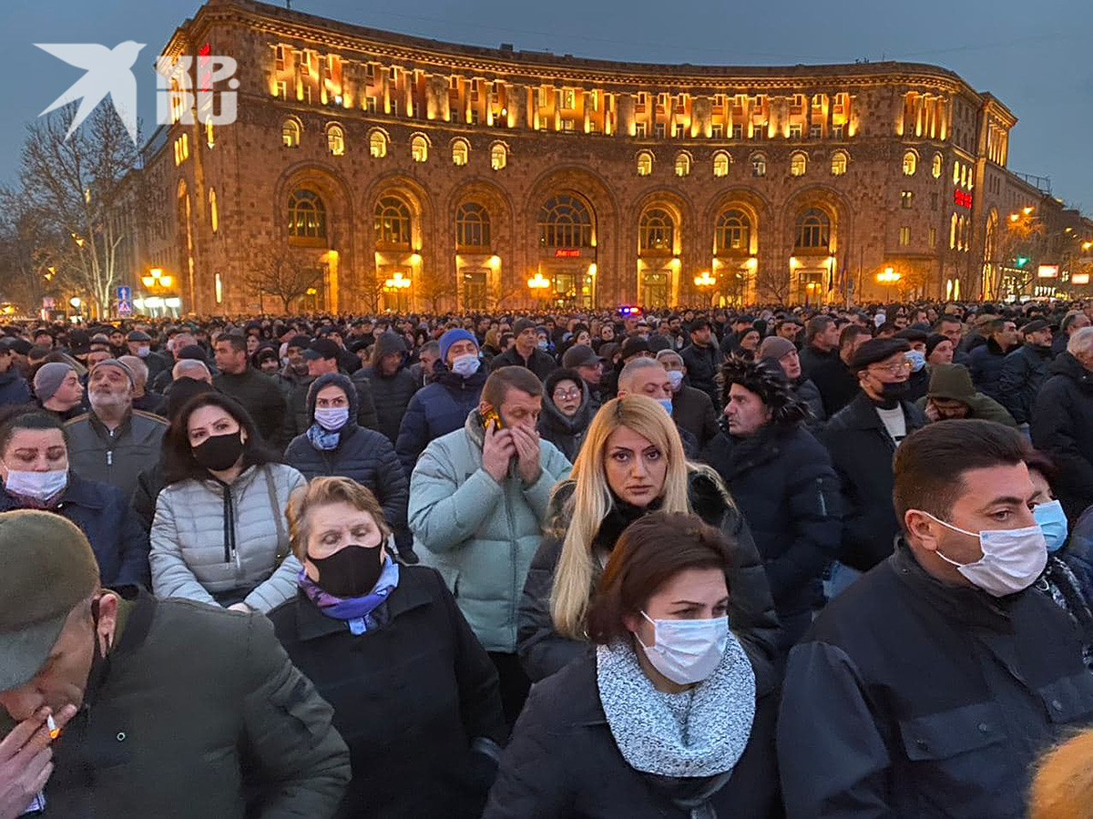 Публика на митинге в поддержку премьер-министра.