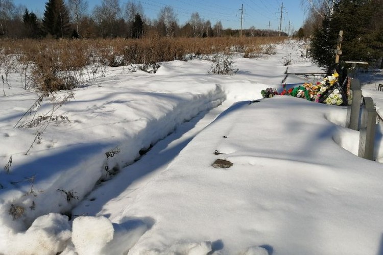 Здесь тропа не просто протоптана, кто-то потрудился с лопатой в руках