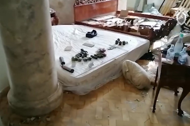 Это одна из спален в доме. Кто-то из домашних натурально спал на арсенале оружия. Под матрасом три десятка коробок с патронами. В каждой по 1000 боеприпасов.
