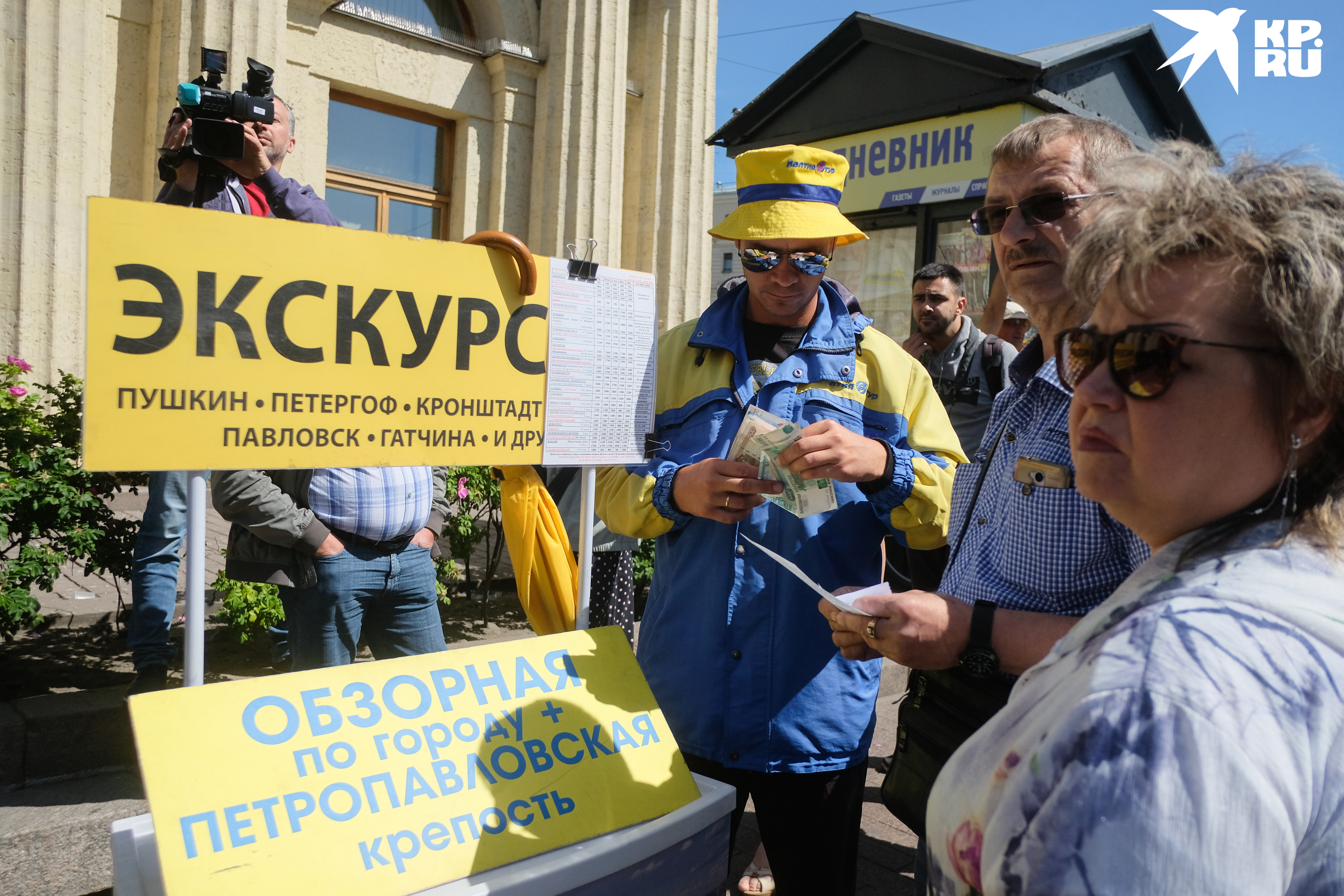 Но есть и плюс (по крайней мере, для потребителя) - из-за того, что предложение серьезно превышает спрос, цены на туристические удовольствия в Санкт-Петербурге снизились на 15 %.