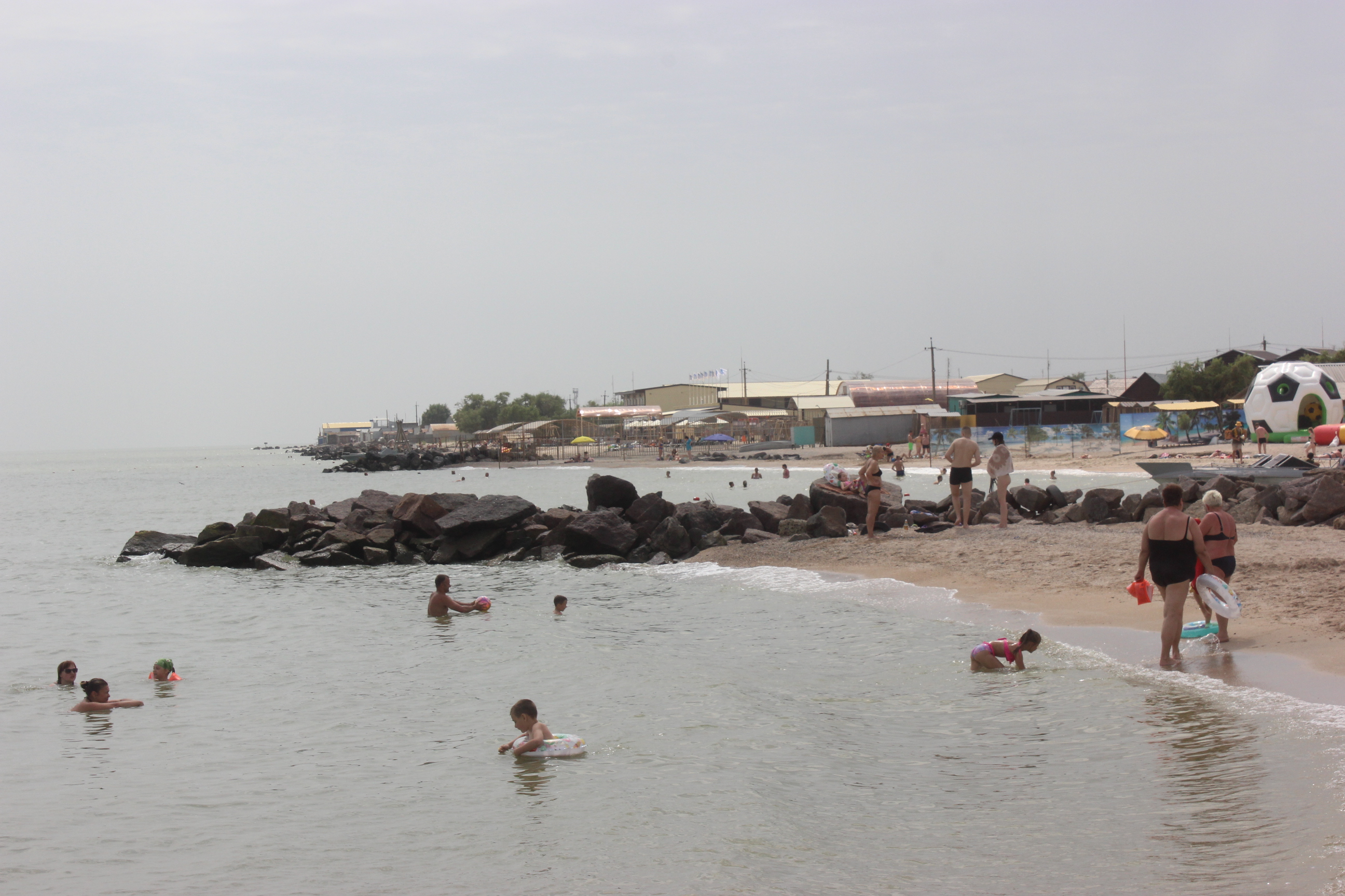 Песчаные пляжи и мелкое море предпочитают семьи с детьми