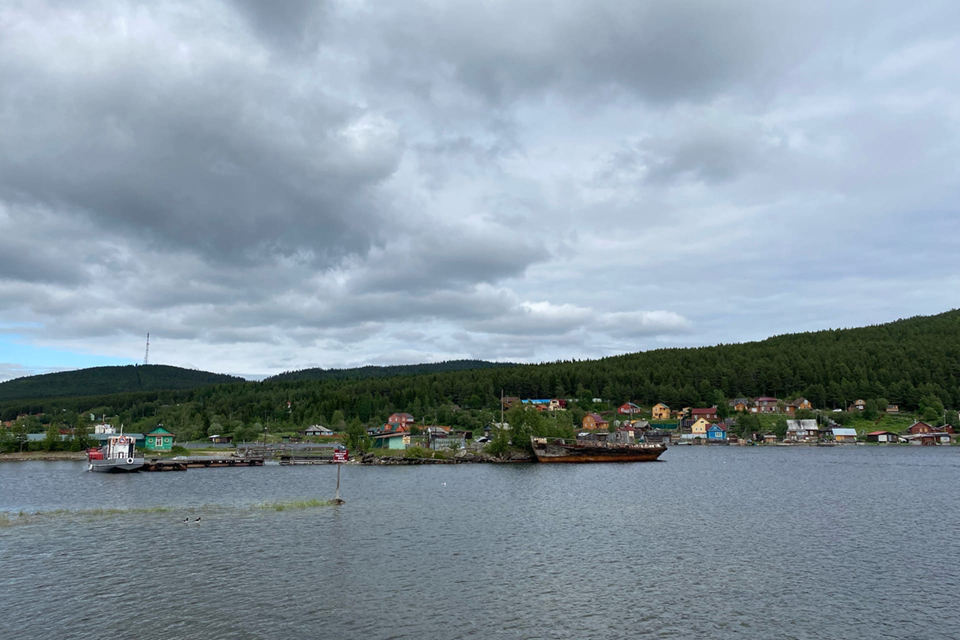 Здесь есть отличный выход к морю, можно полазить по заброшенной гостинице и сделать необычные фото, пройти экотропой до лабиринта «Вавилон» и найти старый тракт на Умбу.