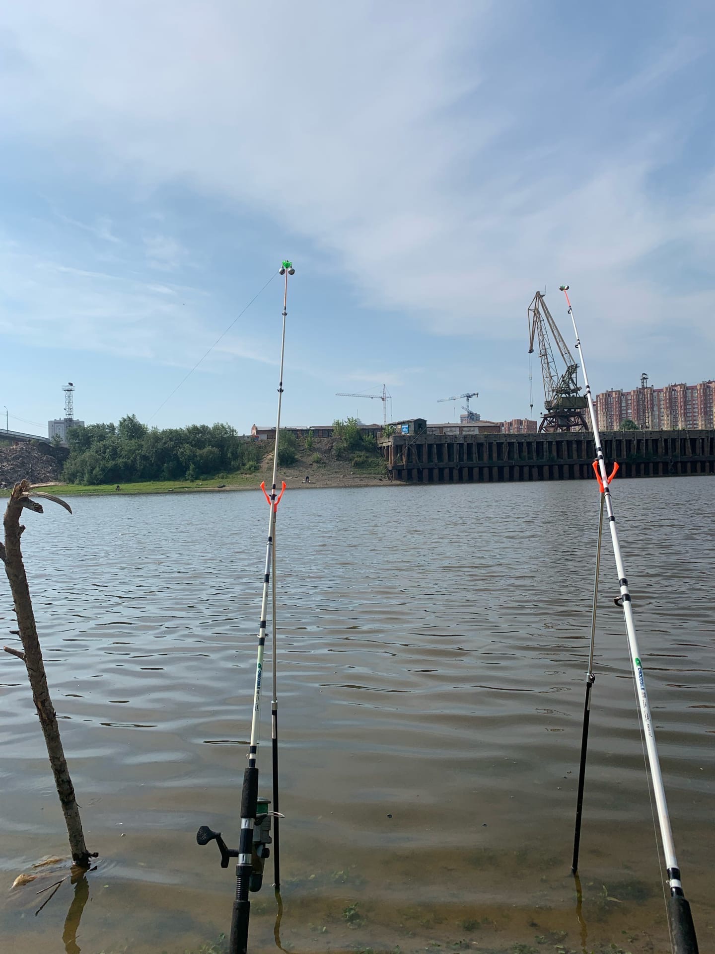 Алексей Китов в субботу ночью на берег реки Туры с три удочками, насаживал «бутерброд» (червь и опарыш), плюс прикормка «Лещ» и «Дунаев с двойным кориандром». Стабильно клевало с 2:30 до 8:00, заверяет рыбак.