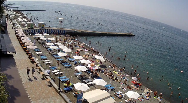 Обстановка на пляже возле ресторана «Старгород» в Сочи.