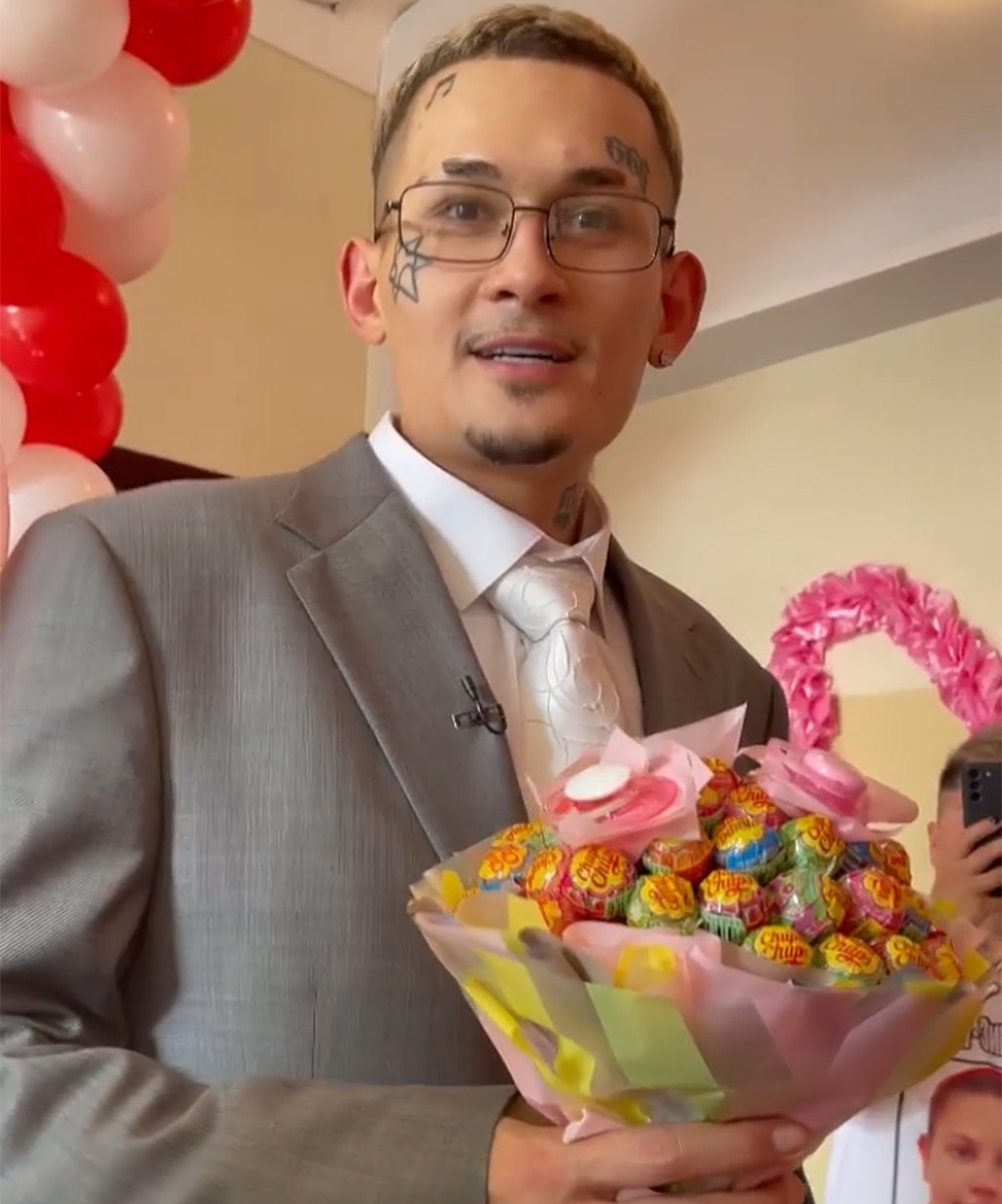 Алишер и букет невесты из конфет «чупа-чупс».