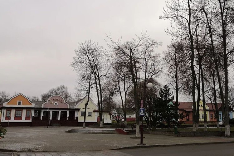 На той же площади в Мире в наше время.