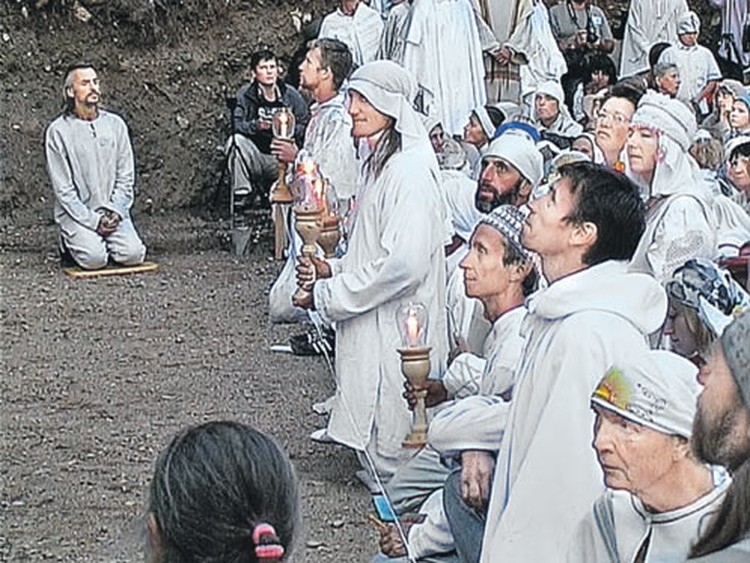 Человек поклоняется. На коленях православные. Секта виссариона. Православные рабы. Секта нищих.