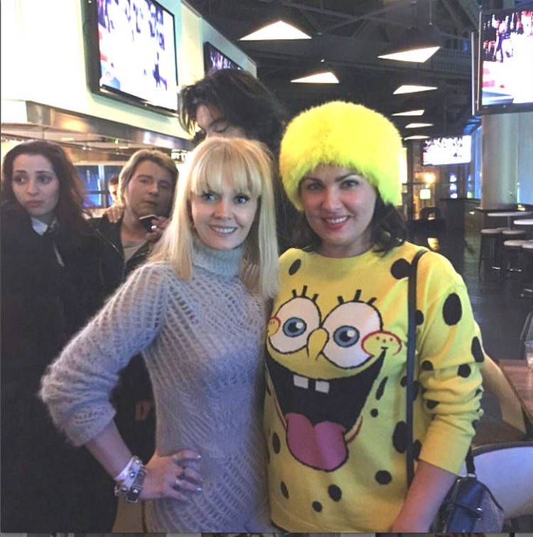 Анна Нетребко пришла на концерт Крутого в эксцентричном наряде