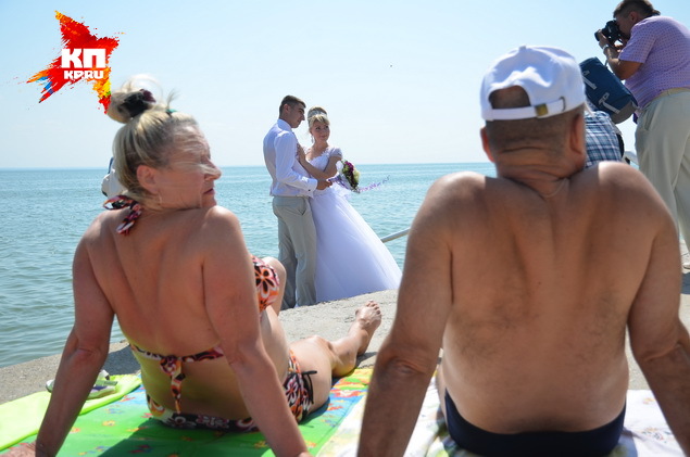 Молодожены за красивыми снимками едут именно на этот пляж.