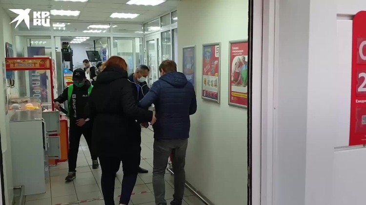 Вооруженный топором мужчина в женской одежде напал на посетителей магазина в Москве