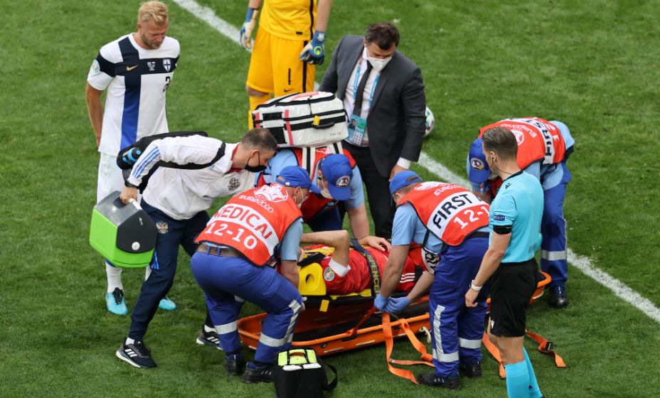 Марио Фернандеса уносят с поля в матче с финнами на Евро-2020. Фото: Reuters