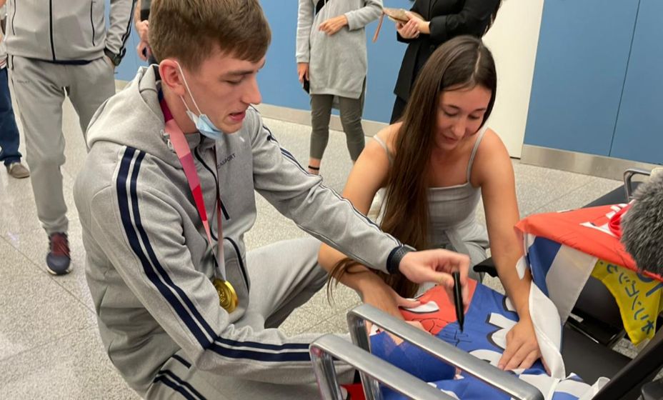 Олимпийский чемпион Максим Храмцов вернулся в Москву, где его встретили просьбами об автографе. Фото: Денис Акинин