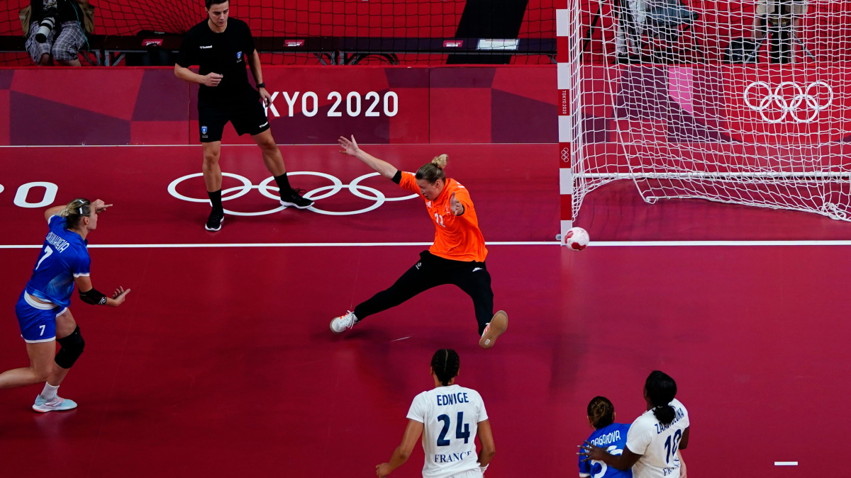 Дарья Дмитриева поражает ворота сборной Франции в финале Олимпиады. Фото: REUTERS