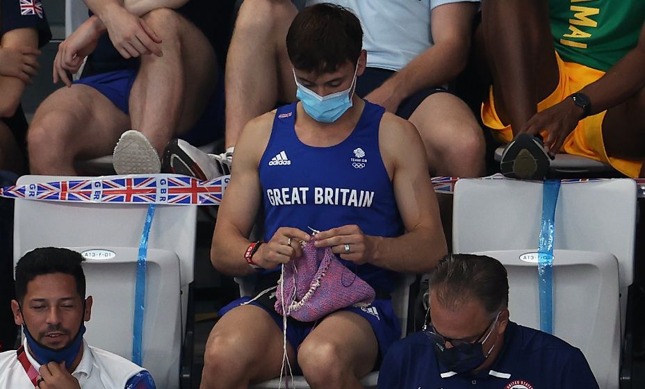 Британский олимпийский чемпион Том Дэйли на трибунах не расставался со спицами. Фото: Twitter