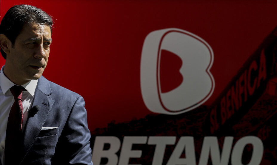 Руй Кошта, Футбол