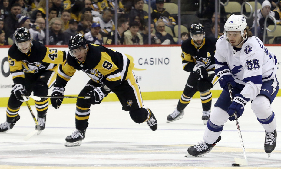 Защитник «Тампы» Михаил Сергачев в голевом моменте в матче
против «Питтсбург». Фото: Reuters