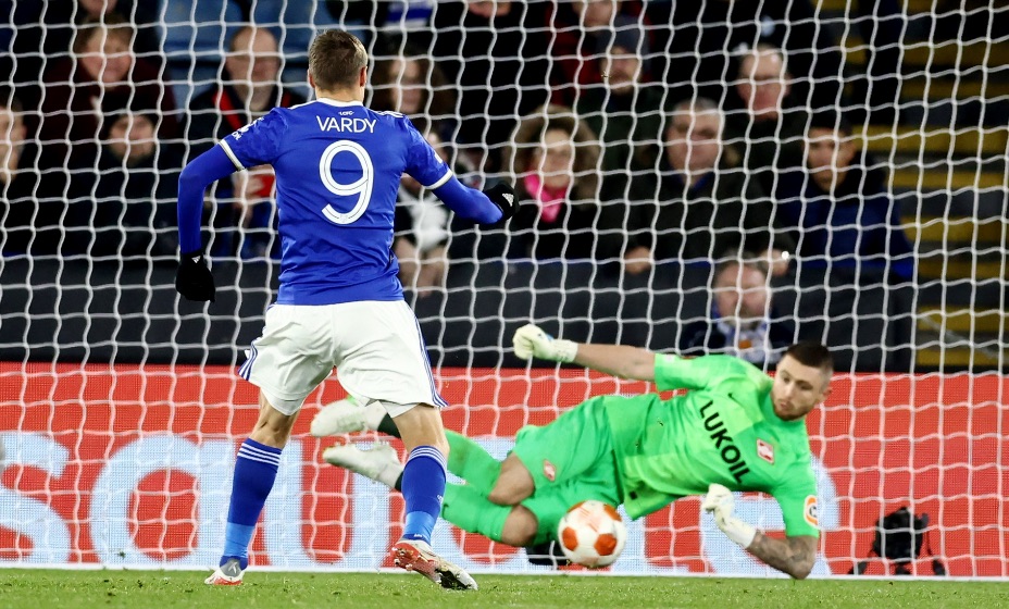 Вратарь «Спартака» Александр Селихов отбил пенальти в матче с «Лестером». 
Фото: Reuters 