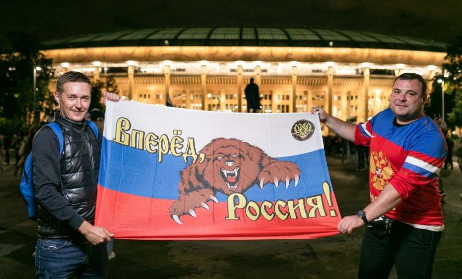 Российские болельщики ждут от сборной России побед и на молодежном уровне и на национальном. Фото: РФС