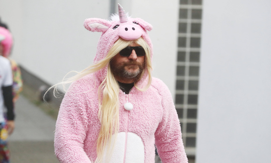 Тренер кельнского клуба Штеффен Баумгарт выбрал для карнавала костюм единорога-свиньи. Фото: Global Look Press