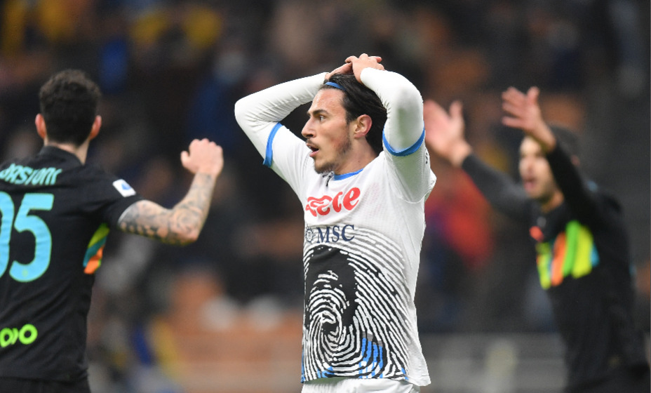 Полузащитник «Наполи» Элиф Элмас расстроен из-за первого поражения его команды в сезоне Серии А.
Фото: Reuters 