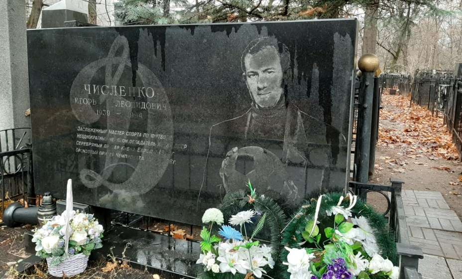 Памятник футболисту Игорю Численко выглядит очень стильно. Фото: Михаил Петров