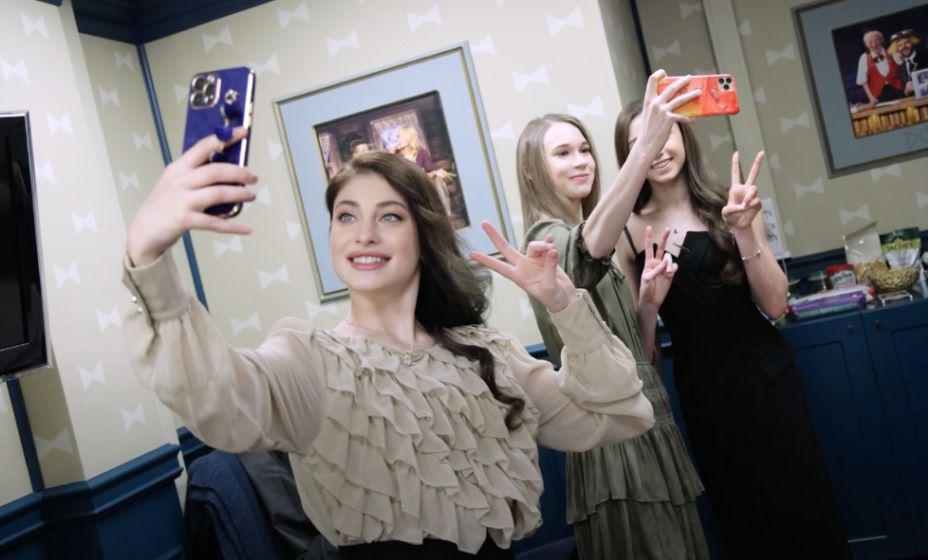 Российские фигуристки группы Тутберидзе готовятся к программе «Вечерний Ургант». Фото: YouTube-канал Team Tutberidze Official