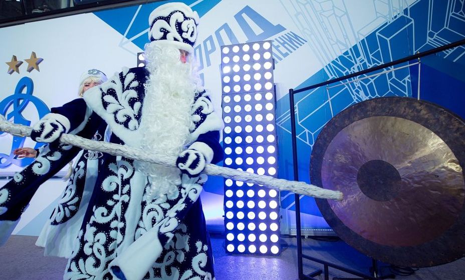 Дед Мороз уронил гонг во время матча «Динамо» — «Зенит». 
Фото: Instagram ФК «Динамо»