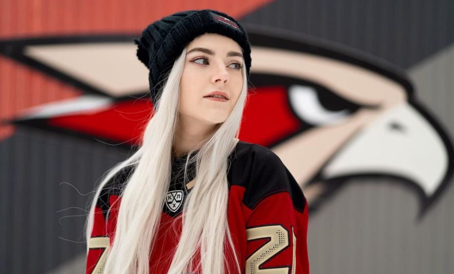 Русская порнозвезда Ева Эльфи болеет за омский «Авангард». 
Фото: Соцсети Евы Эльфи 