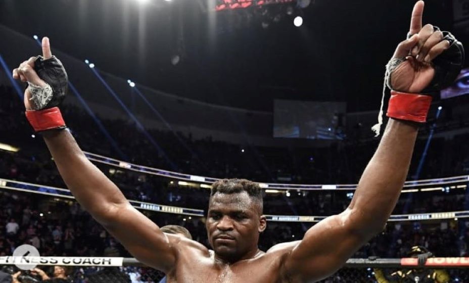 Фрэнсис Нганну остался чемпионом UFC в тяжелом весе. Фото: Страница UFC в соцсетях