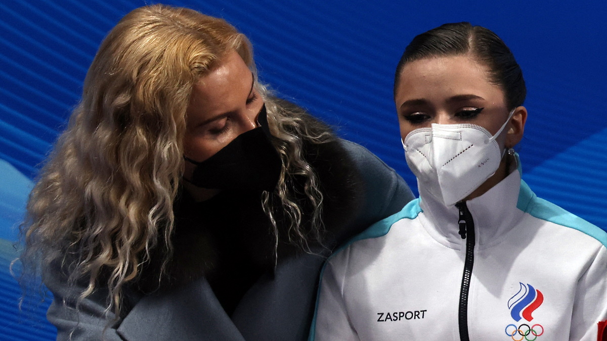 Камила Валиева, Этери Тутберидзе после проката короткой программы на Олимпиаде-2022 в Пеикне. Фото: REUTERS
