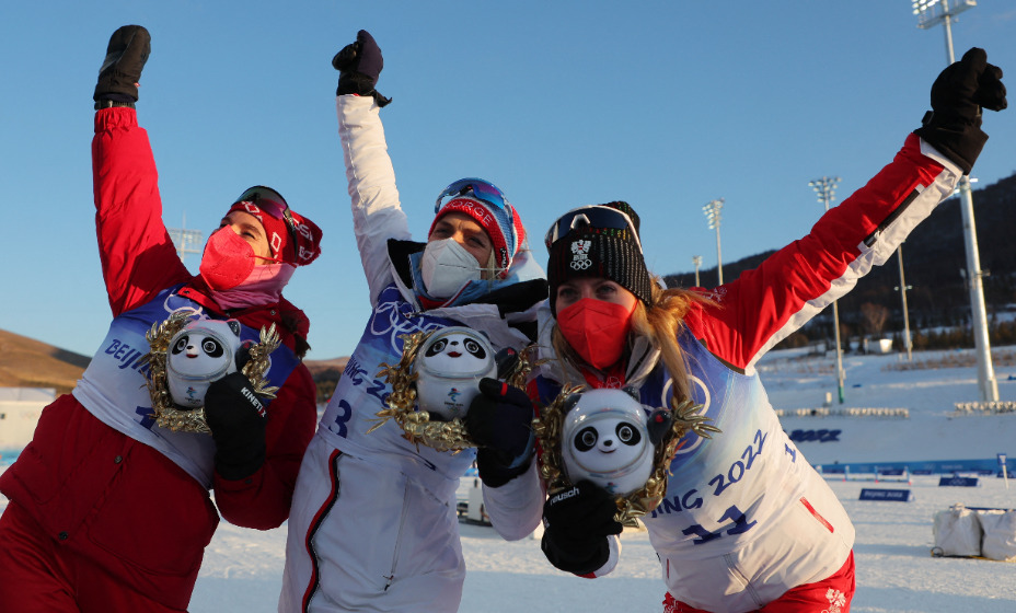 Российская лыжница Наталья Непряева (на фото слева) стала серебряным призером Игр в скиатлоне. Фото: Reuters