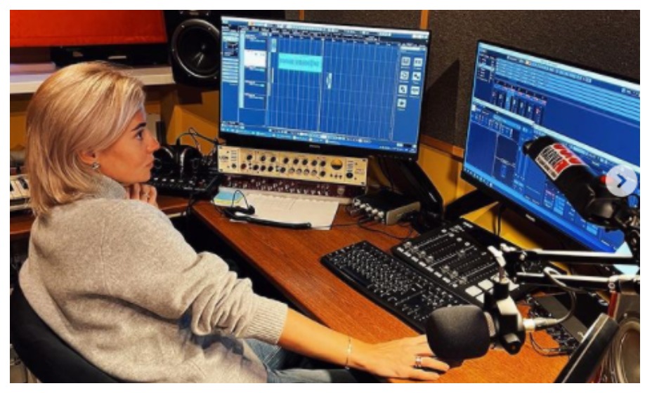 Дарья Карпина не только супруга тренера сборной России, но и певица. Фото: Инстаграм Дарьи Карпиной