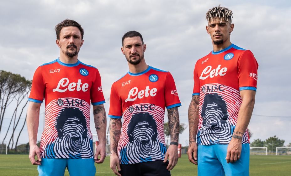 «Наполи» продолжает чтить память легенды клуба Марадоны, выпуская комплекты формы с его изображением. Фото: ФК «Наполи»